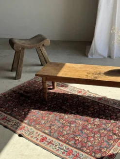 Tapis iranien à motifs floraux stylisés roses et bleus 155x105