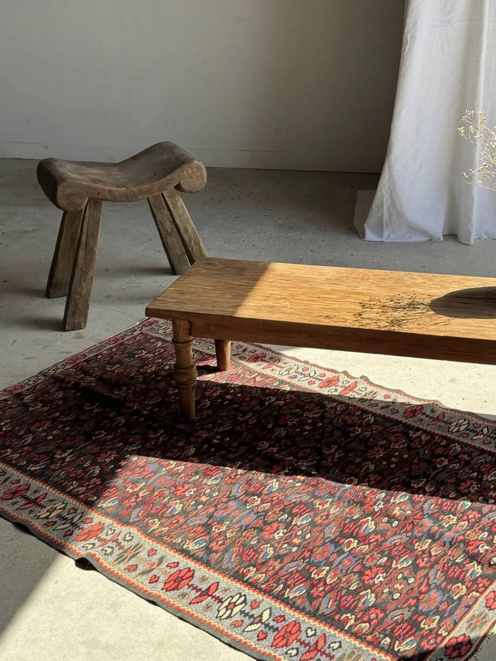 Tapis iranien à motifs floraux stylisés roses et bleus 155x105