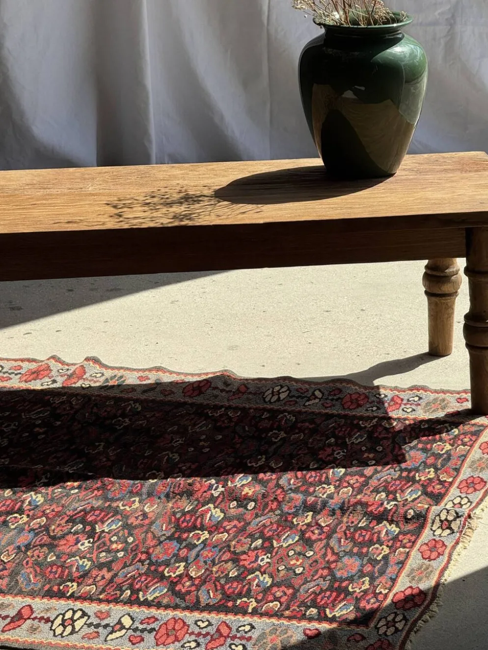 Tapis iranien à motifs floraux stylisés roses et bleus 155x105