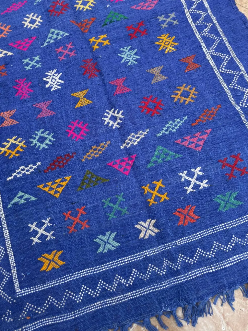 Tapis kilim berbère tissé à la main : petit tapis d'appoint tribal marocain
