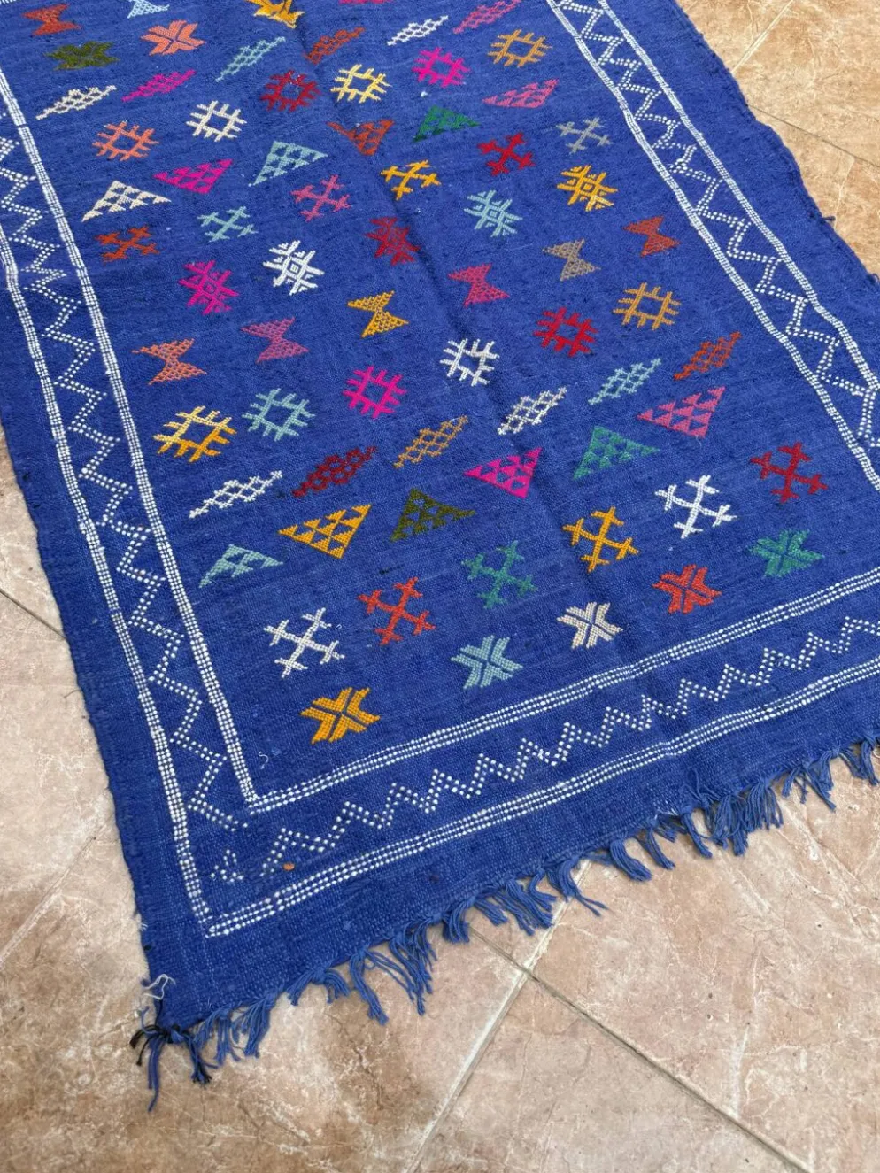 Tapis kilim berbère tissé à la main : petit tapis d'appoint tribal marocain