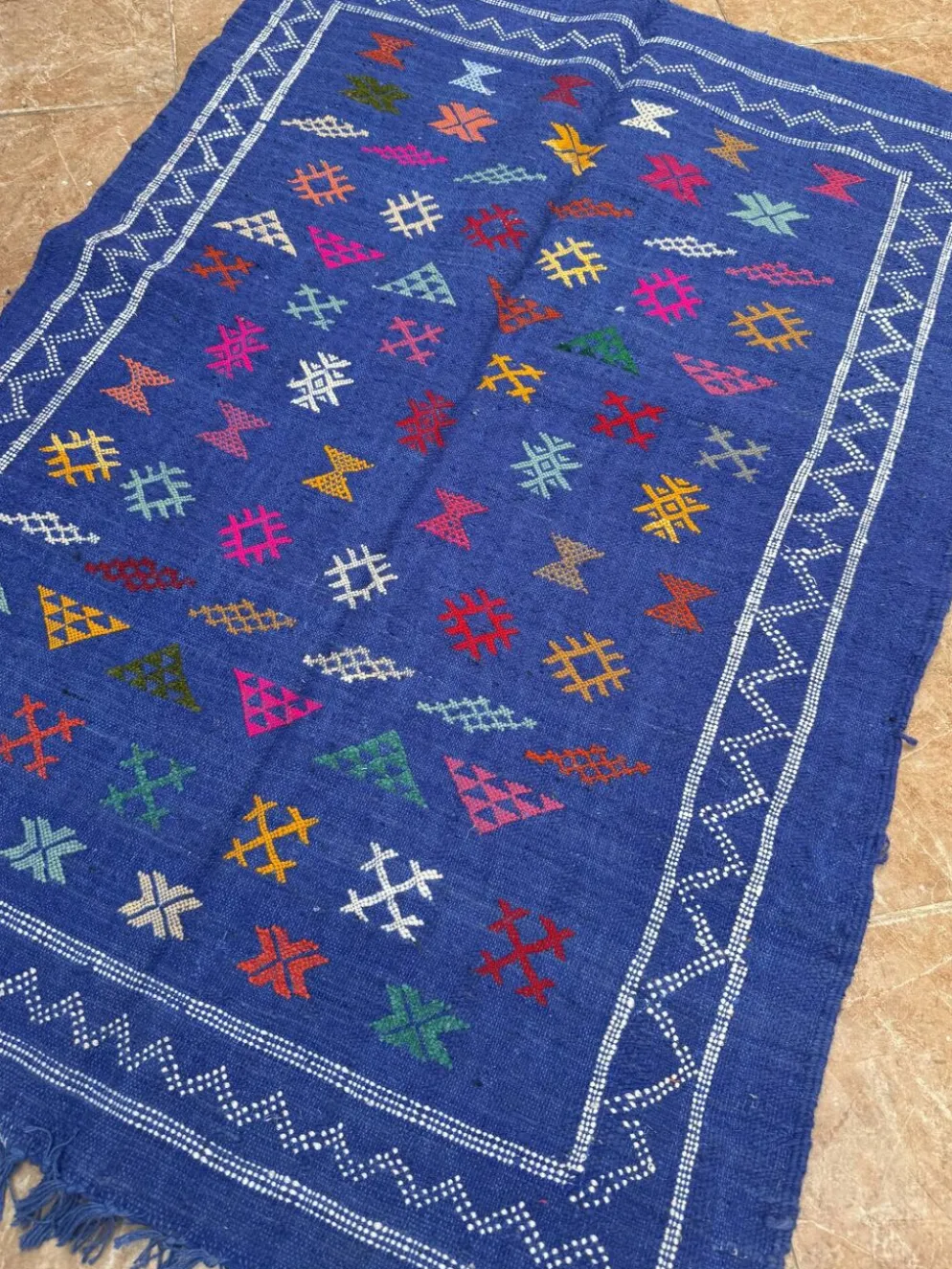 Tapis kilim berbère tissé à la main : petit tapis d'appoint tribal marocain