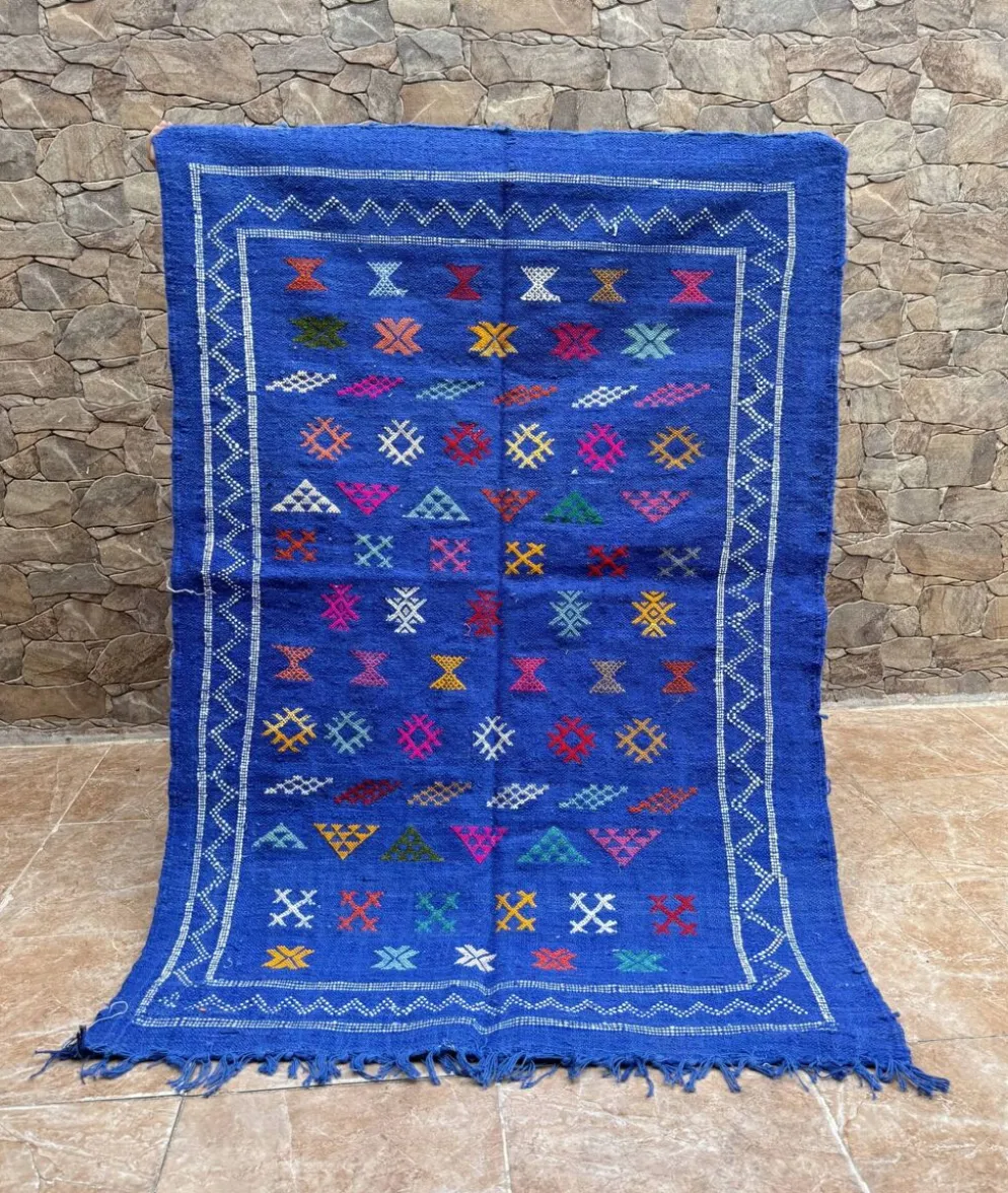 Tapis kilim berbère tissé à la main : petit tapis d'appoint tribal marocain