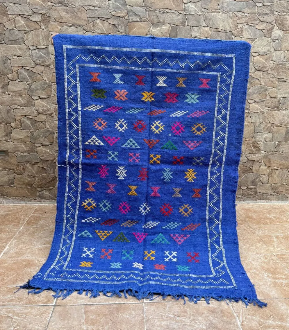 Tapis kilim berbère tissé à la main : petit tapis d'appoint tribal marocain