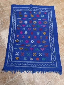 Tapis kilim berbère tissé à la main : petit tapis d'appoint tribal marocain