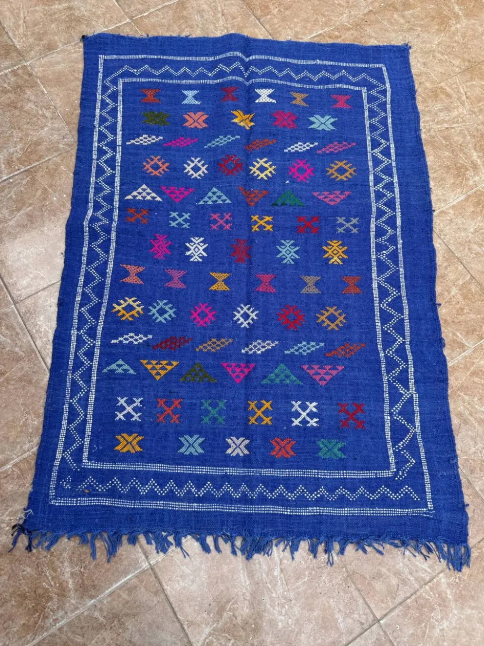 Tapis kilim berbère tissé à la main : petit tapis d'appoint tribal marocain