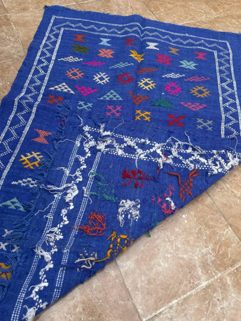 Tapis kilim berbère tissé à la main : petit tapis d'appoint tribal marocain