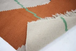 Tapis kilim géométrique avec un petit motif de boîte dans le style d'Antonin Kybal, années 1950.