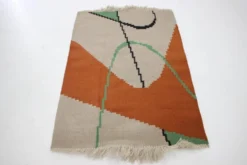 Tapis kilim géométrique avec un petit motif de boîte dans le style d'Antonin Kybal, années 1950.