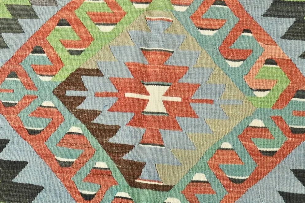 Tapis Kilim géométrique bleu clair et vert 6x10, fait main en laine pour chambre.