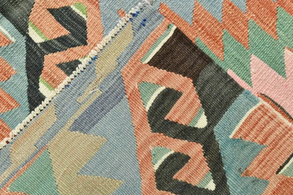 Tapis Kilim géométrique bleu clair et vert 6x10, fait main en laine pour chambre.