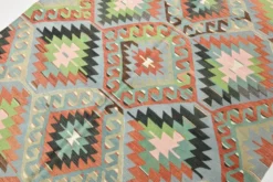 Tapis Kilim géométrique bleu clair et vert 6x10, fait main en laine pour chambre.