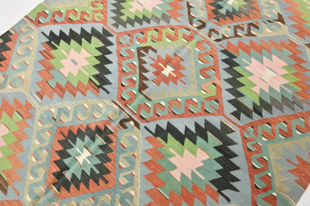 Tapis Kilim géométrique bleu clair et vert 6x10, fait main en laine pour chambre.