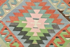 Tapis Kilim géométrique bleu clair et vert 6x10, fait main en laine pour chambre.