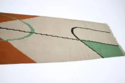 Tapis kilim géométrique moderne du milieu du siècle avec porte-manteau dans le style d'Antonin Kybal, années 1950.