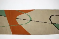 Tapis kilim géométrique moderne du milieu du siècle avec porte-manteau dans le style d'Antonin Kybal, années 1950.