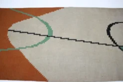 Tapis kilim géométrique moderne du milieu du siècle avec porte-manteau dans le style d'Antonin Kybal, années 1950.