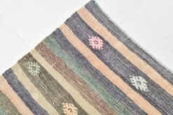 Tapis Kilim vintage rayé vert et marron 6x8, tapis fait main traditionnel