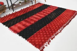 Tapis Kilim vintage turc en nuances de rouge et noir, tapis moderne du milieu du siècle.