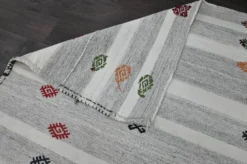 Tapis kilim vintage turc 162x192 cm, rayures grises et motifs colorés