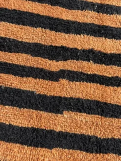 Tapis marocain Beni Ouarain moderne – motif rayures noires – 215 x 250 cm