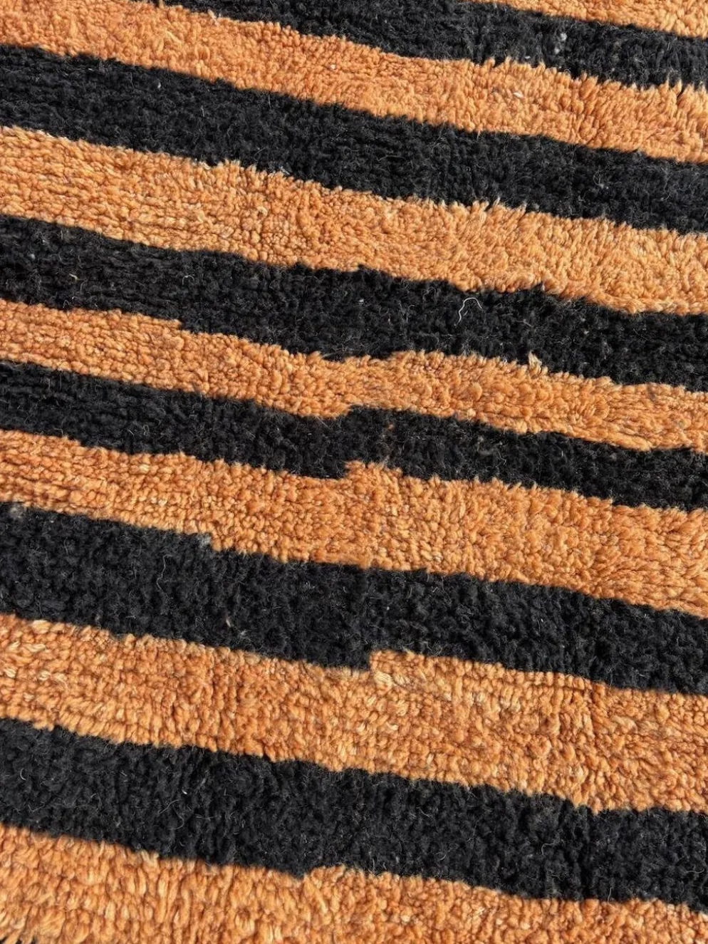 Tapis marocain Beni Ouarain moderne – motif rayures noires – 215 x 250 cm