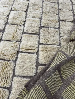 Tapis marocain Mrirt sur mesure en laine – Motif géométrique jaune doré