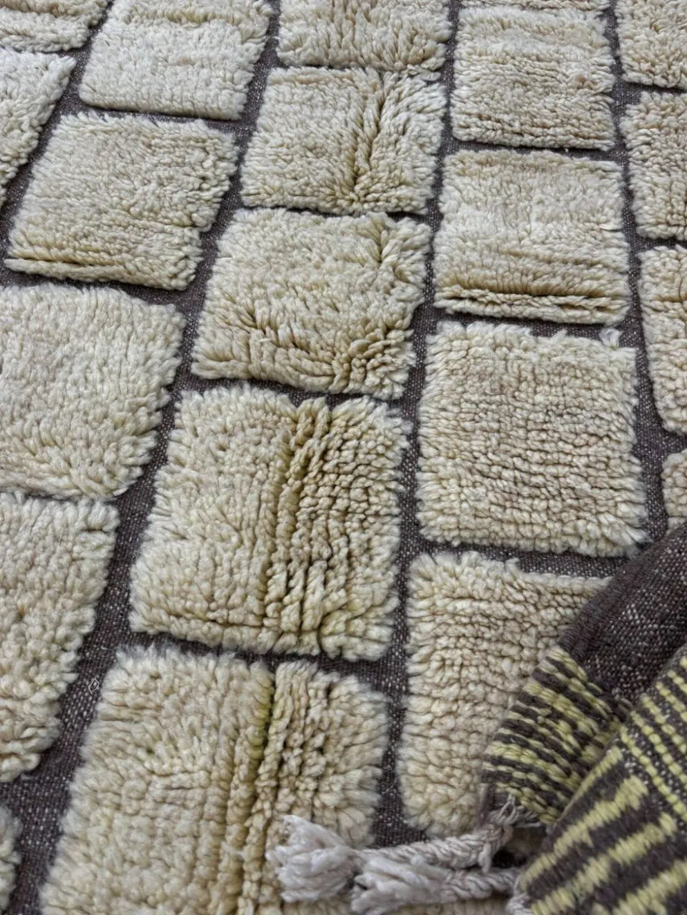 Tapis marocain Mrirt sur mesure en laine – Motif géométrique jaune doré