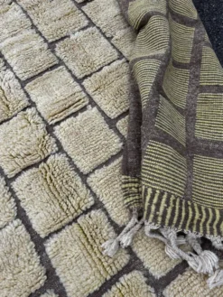 Tapis marocain Mrirt sur mesure en laine – Motif géométrique jaune doré