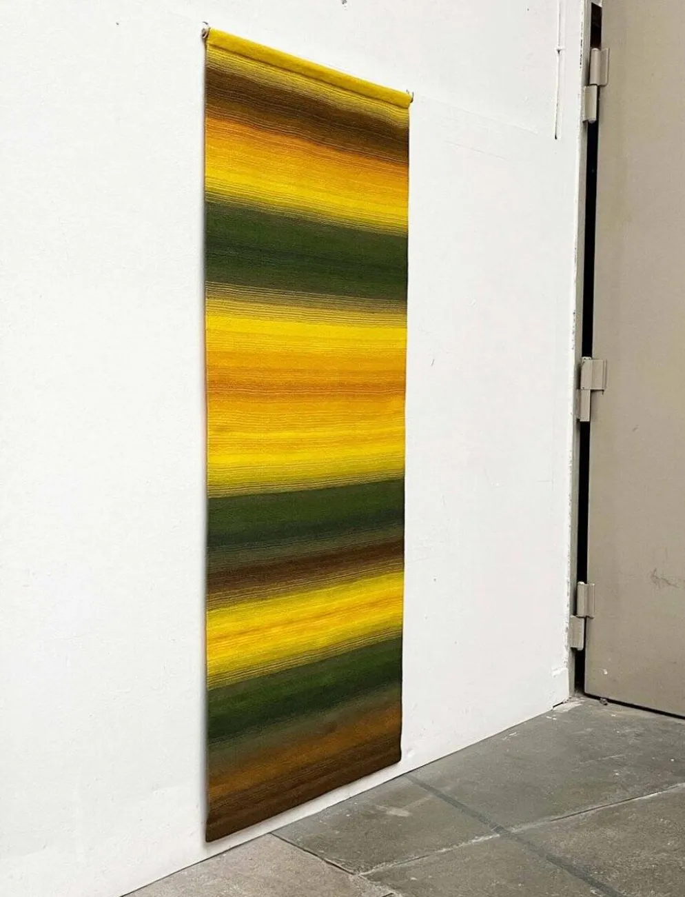 Tapis mural en laine moderne du milieu du siècle avec design aux couleurs Rentukka par Ulpu Räty, Tampere, Finlande, années 1960