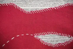 Tapis mural fait main en rouge framboise, tapisserie en textile organique.