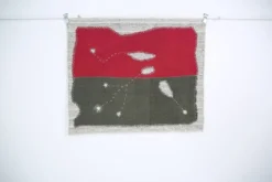 Tapis mural fait main en rouge framboise, tapisserie en textile organique.