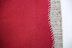 Tapis mural fait main en rouge framboise, tapisserie en textile organique.