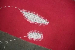 Tapis mural fait main en rouge framboise, tapisserie en textile organique.