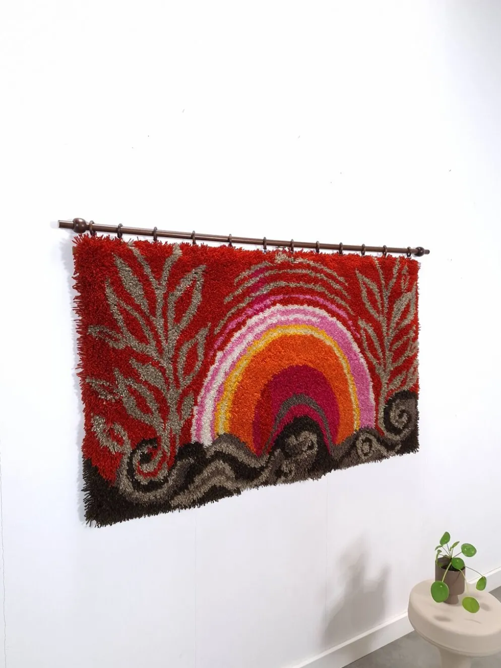 Tapis mural à poils longs des années 70, coucher de soleil rouge rose.