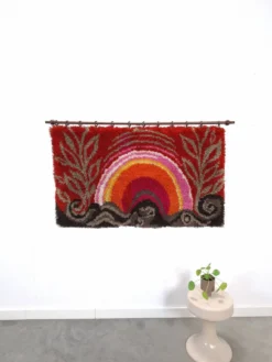 Tapis mural à poils longs des années 70, coucher de soleil rouge rose.