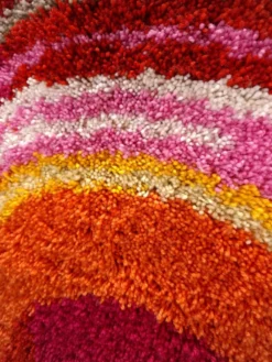Tapis mural à poils longs des années 70, coucher de soleil rouge rose.