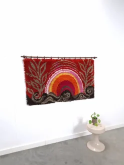 Tapis mural à poils longs des années 70, coucher de soleil rouge rose.