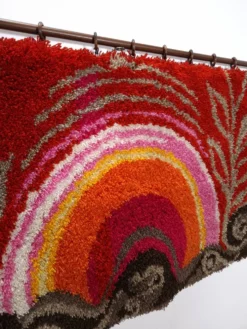Tapis mural à poils longs des années 70, coucher de soleil rouge rose.