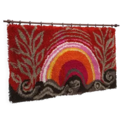 Tapis mural à poils longs des années 70, coucher de soleil rouge rose.
