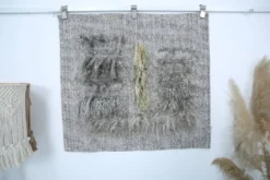 Tapis Mural Vintage Texturé en Laine Naturelle – Tons Gris & Crème, 90x98