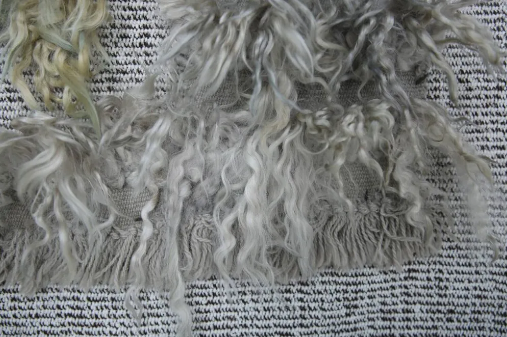 Tapis Mural Vintage Texturé en Laine Naturelle – Tons Gris & Crème, 90x98