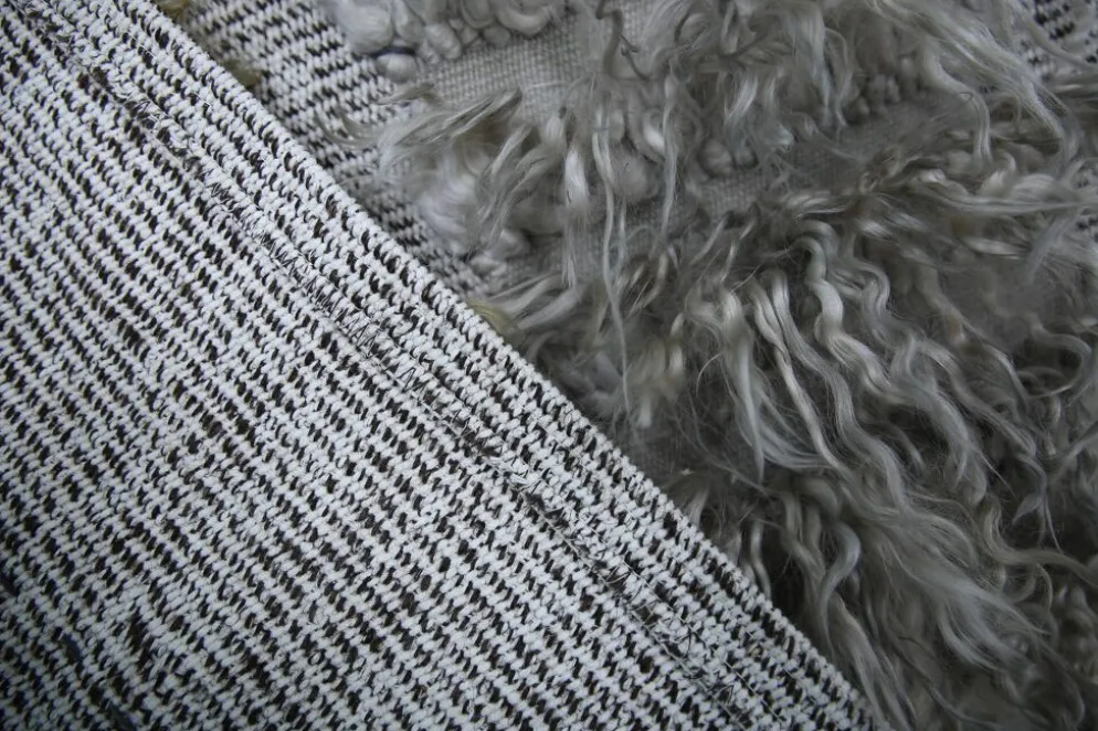 Tapis Mural Vintage Texturé en Laine Naturelle – Tons Gris & Crème, 90x98