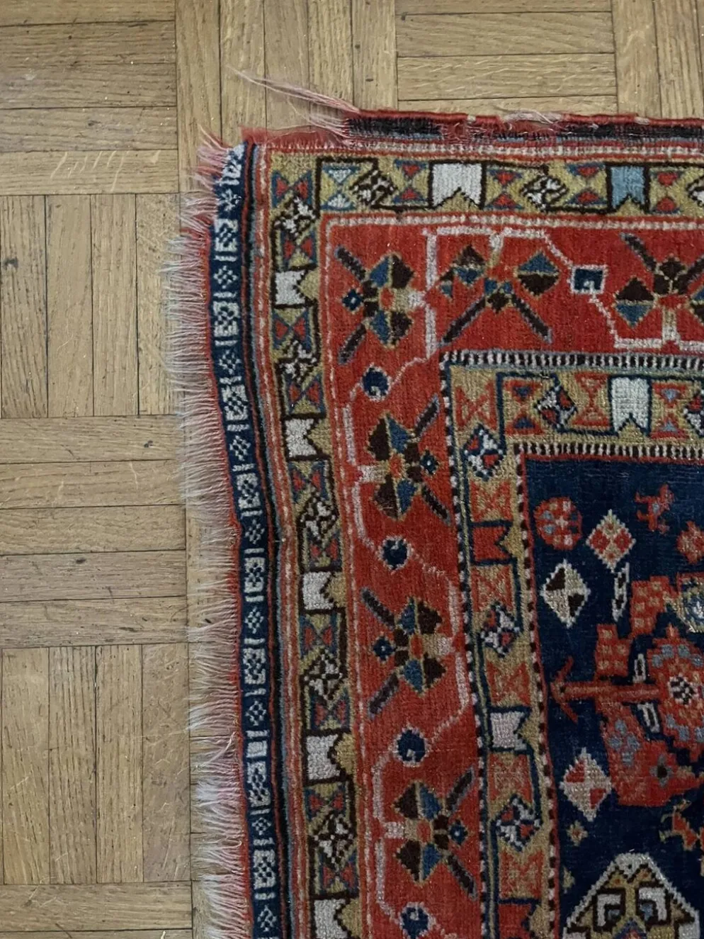 Tapis nomade persan Qashqai ancien fait main – fond bleu 94x112cm