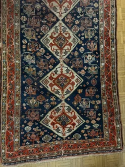 Tapis nomade persan Qashqai ancien fait main – fond bleu 94x112cm