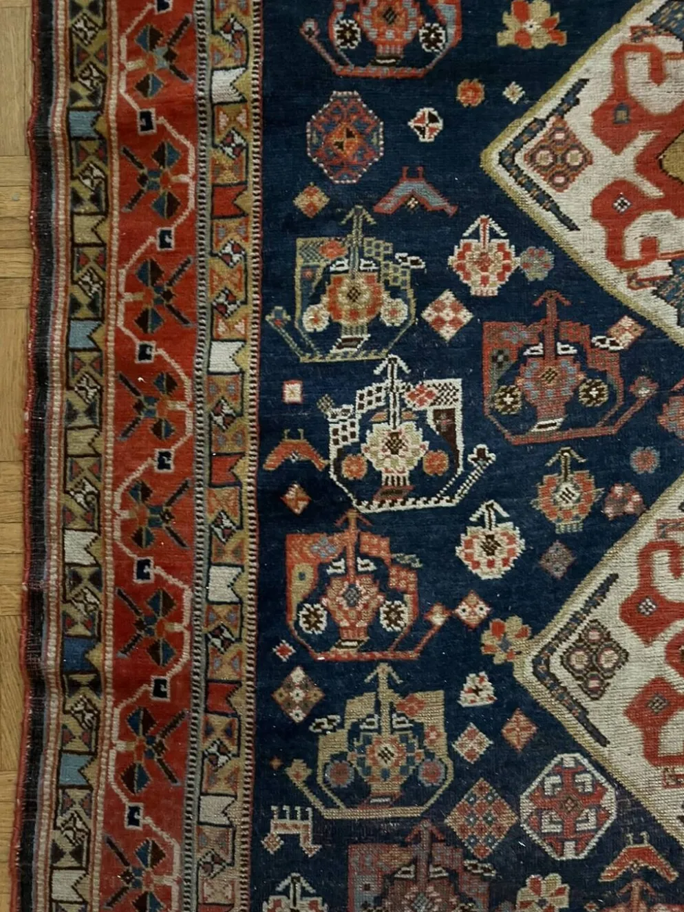 Tapis nomade persan Qashqai ancien fait main – fond bleu 94x112cm