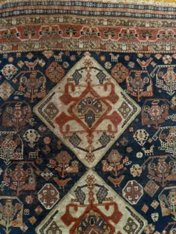 Tapis nomade persan Qashqai ancien fait main – fond bleu 94x112cm