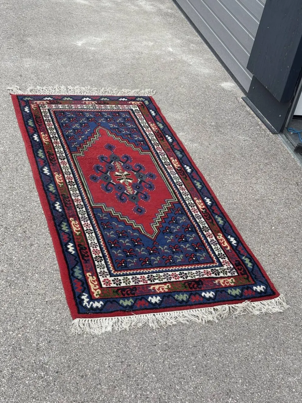 Tapis oriental en laine tissé à la main – 220 × 100 cm