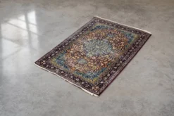 Tapis oriental isfahan tissé à la main vintage du Moyen-Orient, années 1940.