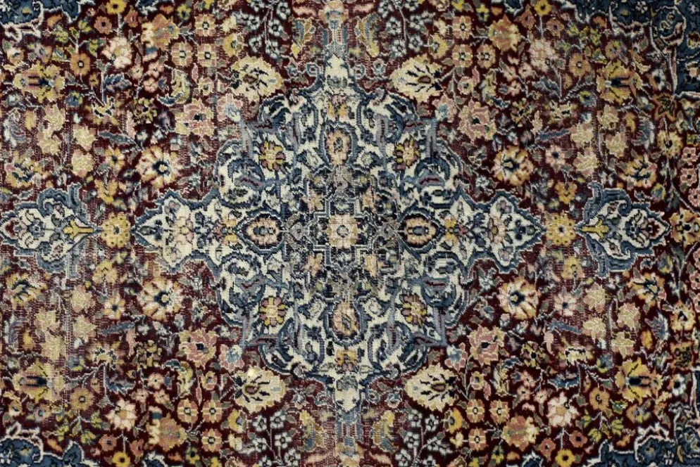 Tapis oriental isfahan tissé à la main vintage du Moyen-Orient, années 1940.